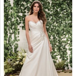 Jasmine plus size wedding dress, NWT, un-altered